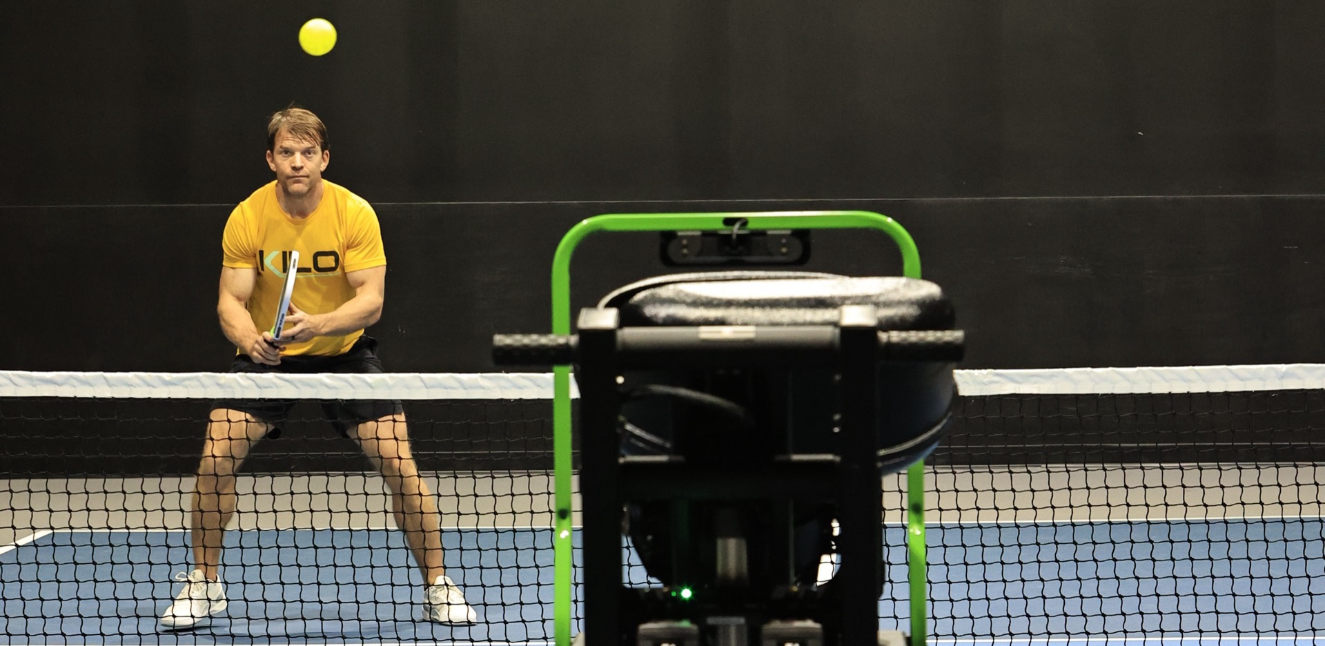 Easy DUPR rating: a player returns balls fed by a Volley trainer during a DUPR rating assessment